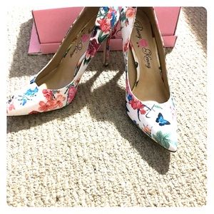 Size 8 1/2 heels Penny loves Kenny brand
